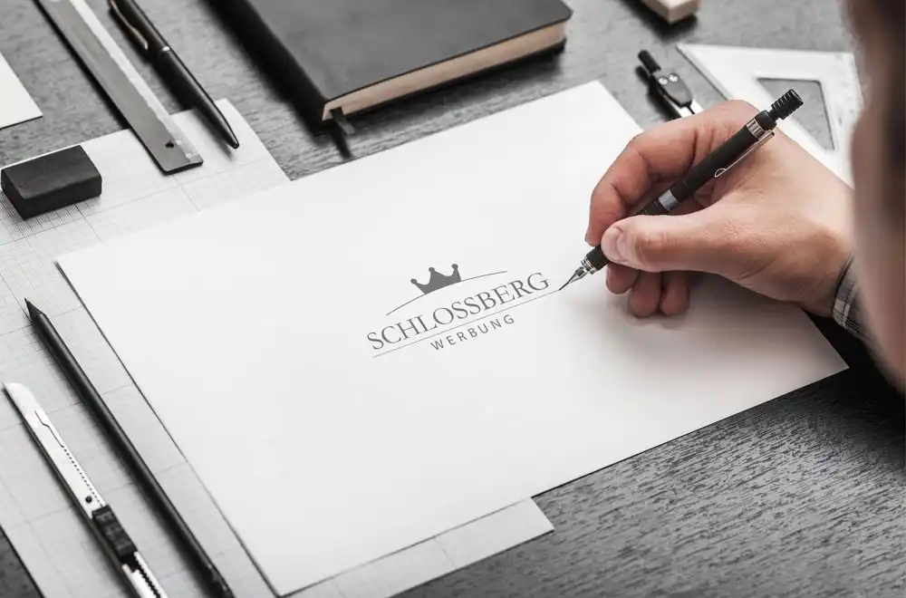 Hier sehen sie ein Bild für den Bereich LOGO-DESIGN, wo in Handarbeit eine Logo Skizze gezeichnet wird