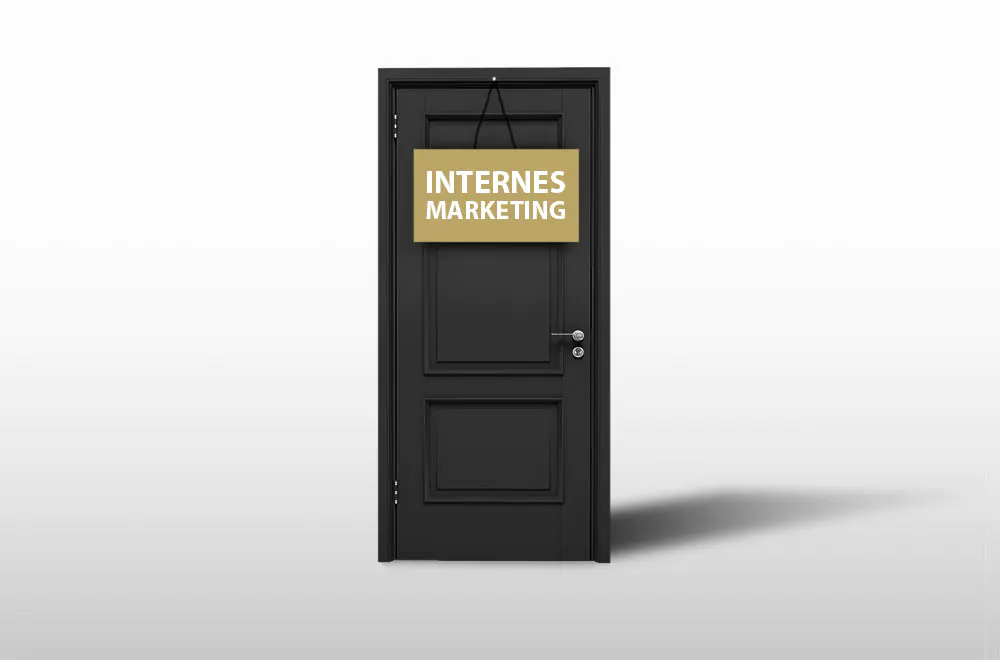 Hier sehen Sie ein Bild einer Türe mit Schild dran,
 wo Internes Marketing drauf steht