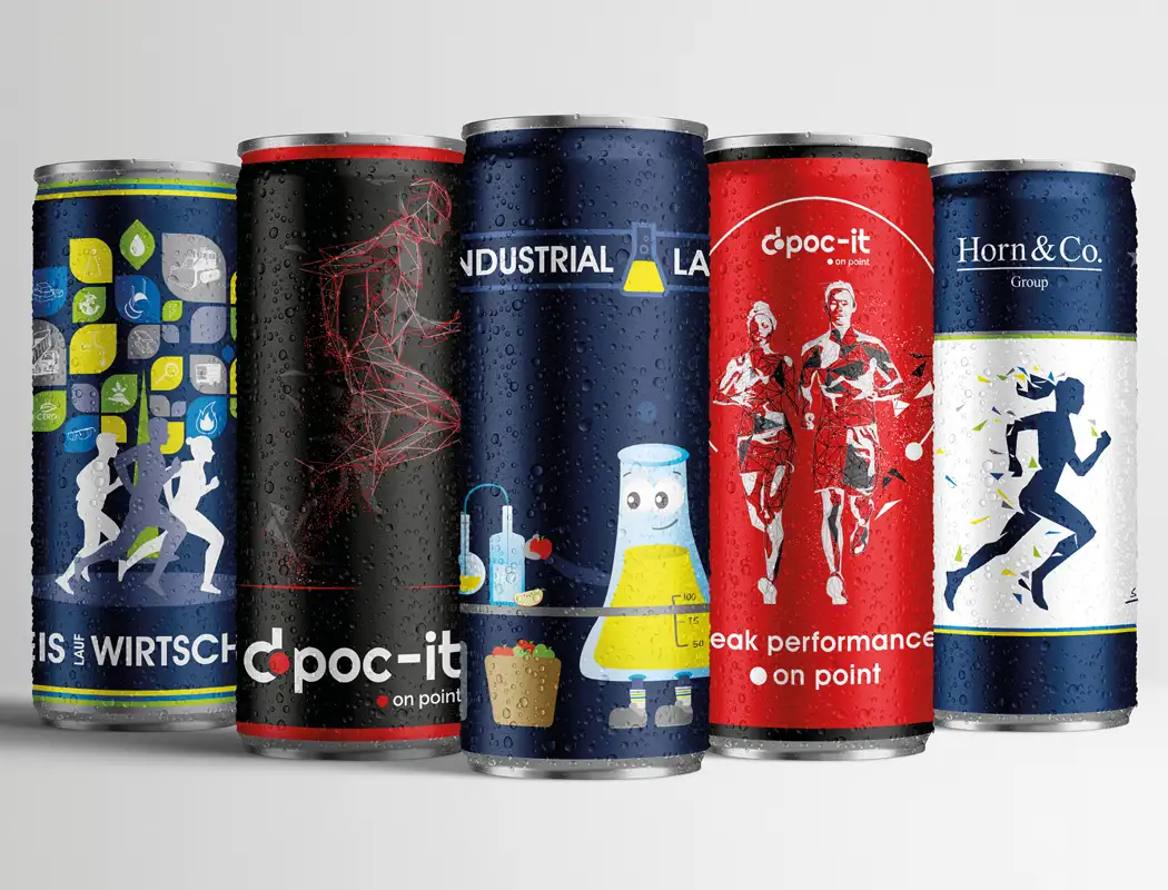 Hier sehen Sie Getränkedosen mit Werbung drauf