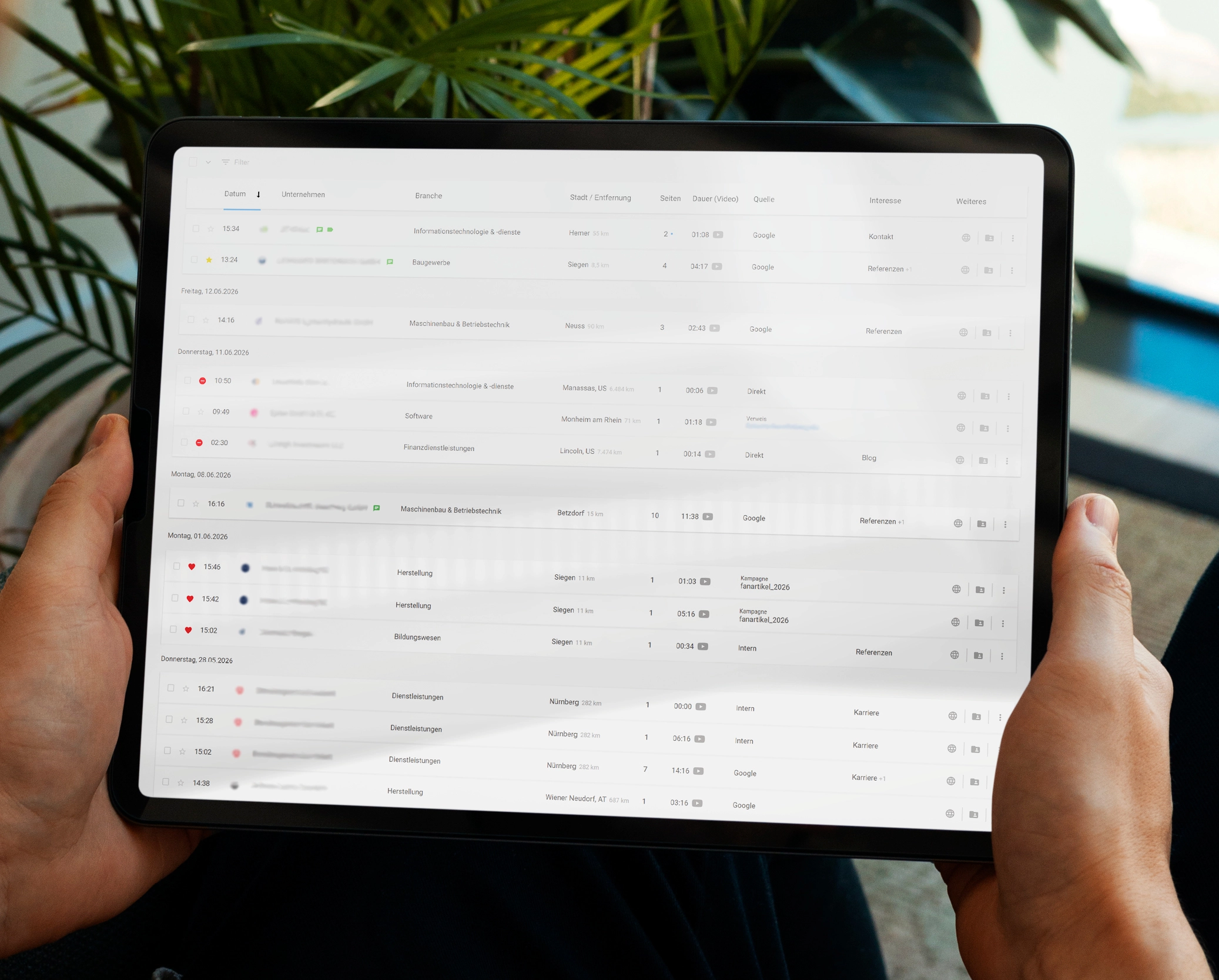 Mann hält Tablet mit Onlinevertriebstool.