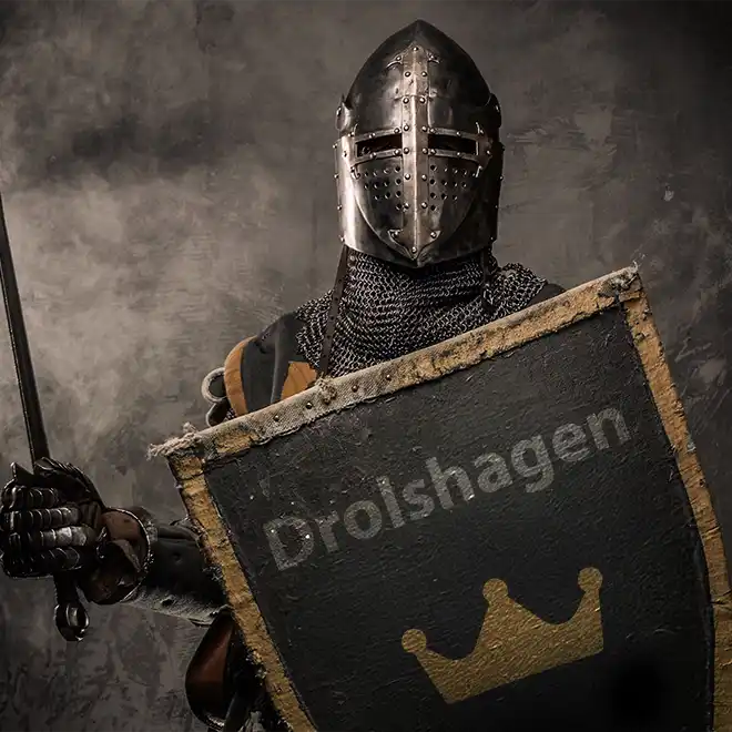 Ritter mit einem Schild in der Hand auf dem Drolshagen steht.